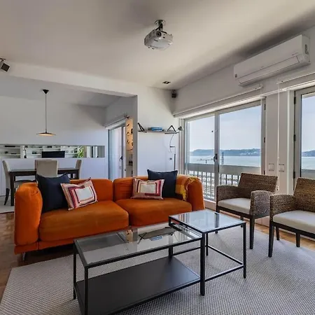 Unique Riverview Apartment *